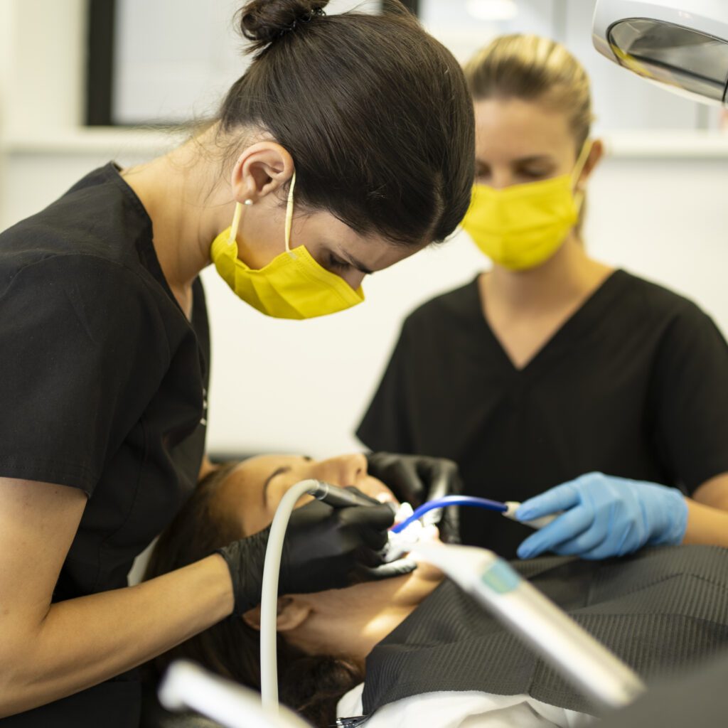 dentist, stomatolog, interventie stomatologica