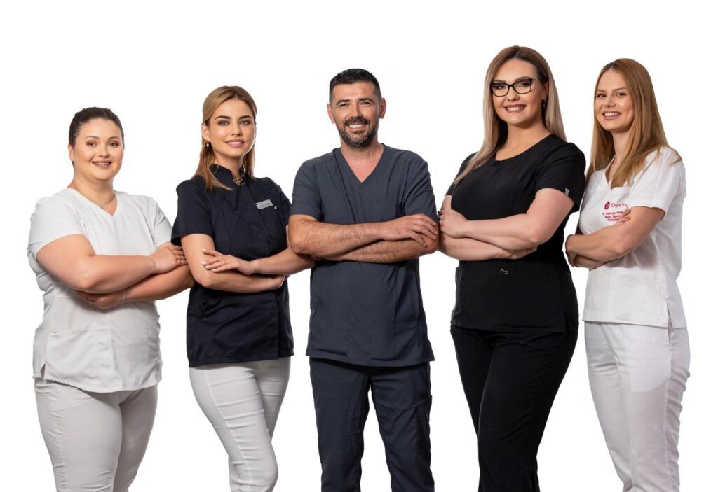 La iDentity® Clinic, medicii noștri specialiști și tehnicienii dentari lucrează împreună pentru a oferi soluții personalizate și de înaltă calitate pentru sănătatea dentară. 🏥Cu echipamente moderne și o echipă dedicată, ne asigurăm că fiecare tratament este realizat cu precizie și grijă.